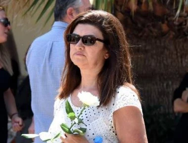 Και η ηθοποιός Άννα Κουρή ανάμεσα στους πυρόπληκτους στην Κινέτα - Κάηκε το σπίτι της (φώτο)